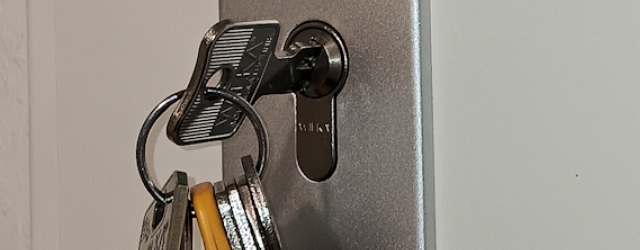 Ein Schlüssel wurde im Türschloss vergessen. Der Kunde hat sich ausgesperrt.